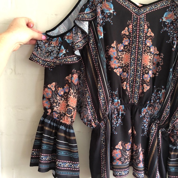 Boutique cold shoulder top - Picture 2 of 5